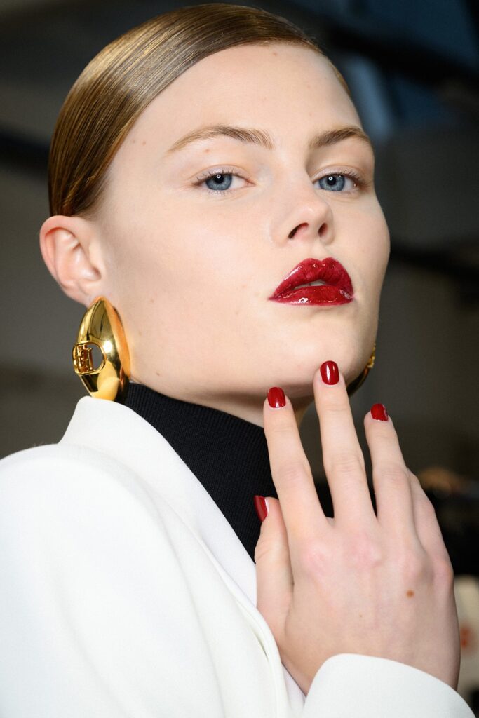 ألوان الاظافر الحمراء البوردو  من دار Elisabetta Franchi
