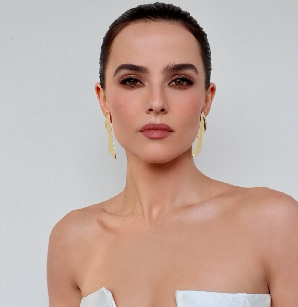 الميكب برونزي قوي وترابي بأسلوب Zoey Deutch- الصورة من حساب Hung Vanngo على انستغرام
