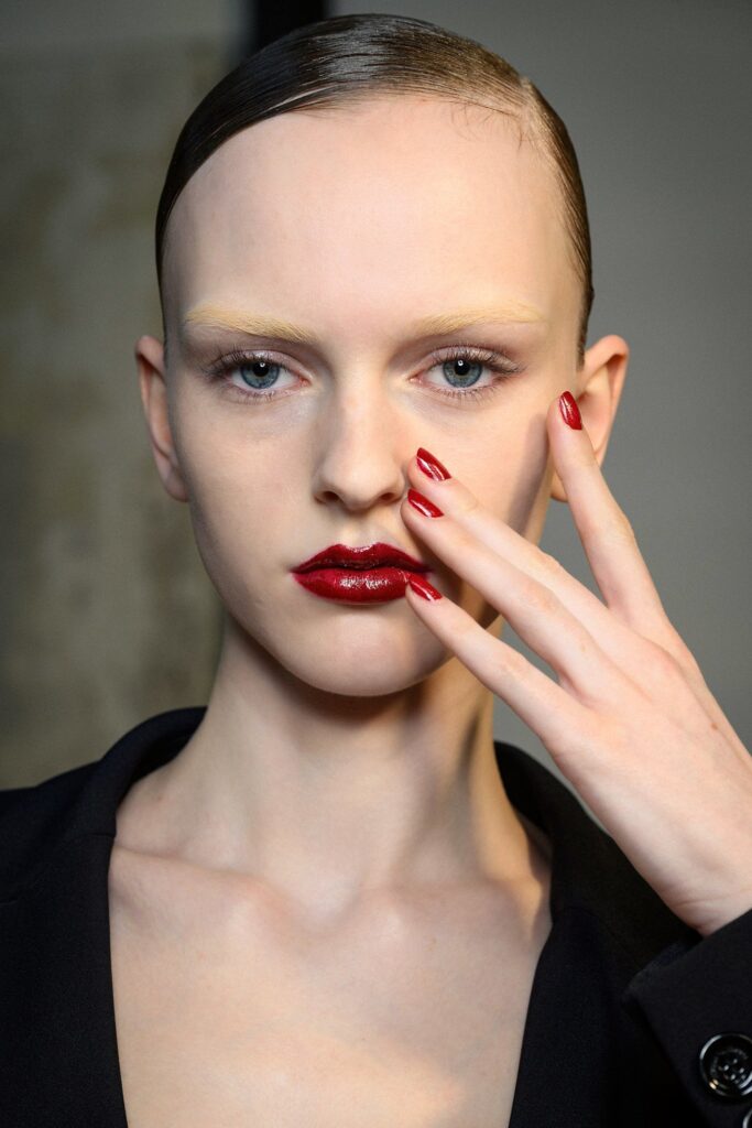 ألوان الاظافر الحمراء القوي من دار Elisabetta Franchi
