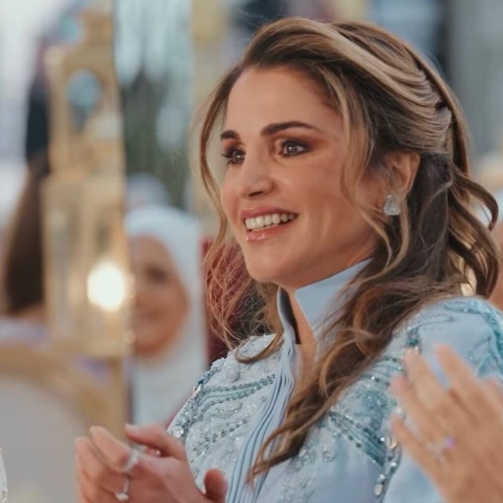 ملكة الأردن بأقراط ساحرة في ليلة حناء عروس الأمير الحسين
