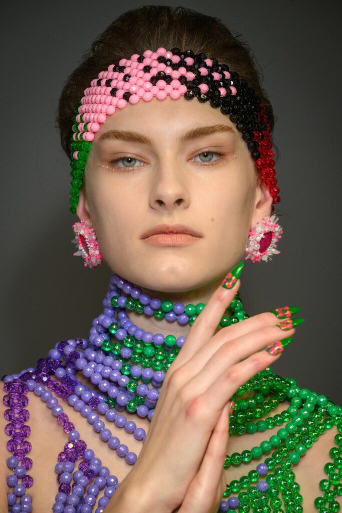 ألوان مناكير خضراء مع اللون المرجاني من دار Germanier
