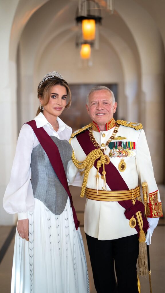 الملكة رانيا بأقراط ماسية مُتدلية من دار كارتييه Cartier
