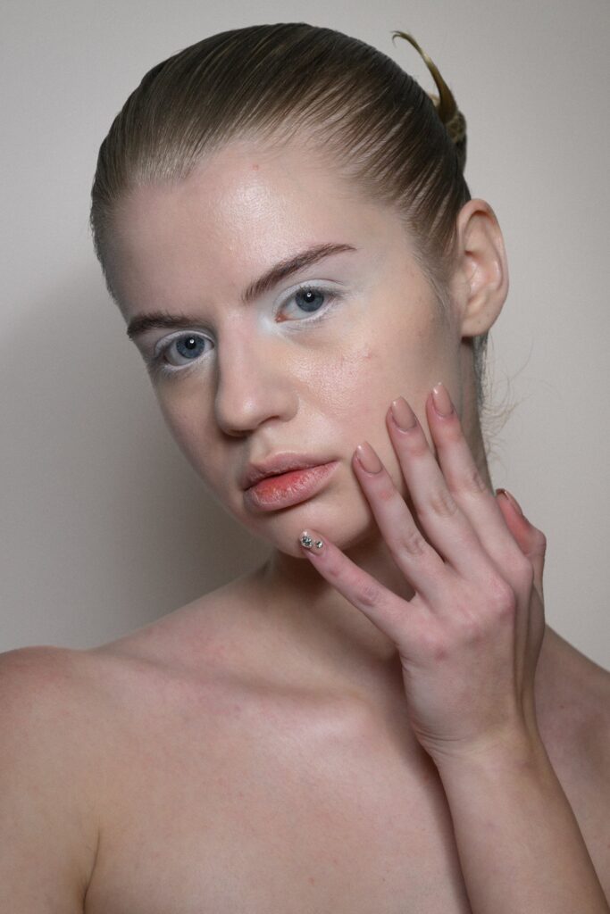 الوان مناكير باللون الزهري من دار Peet Dullaert
