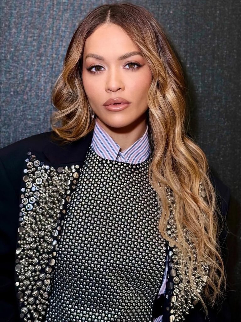 مكياج عيون ساحر بظلال برونزية براقة بأسلوب Rita Ora
