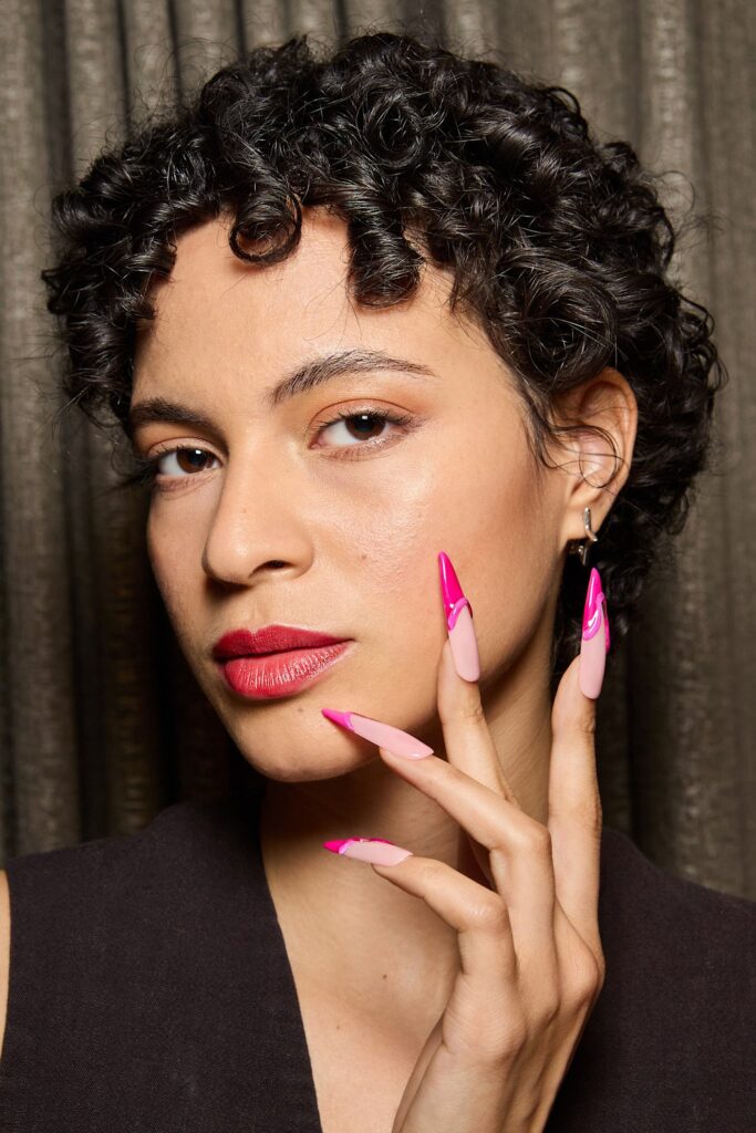 ألوان مناكير الفرانش العريضة والفوشيا من دار Helen Anthony
