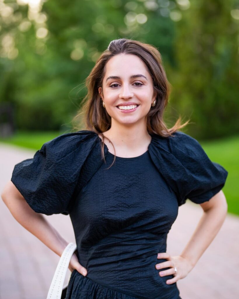 الأميرة إيمان بأقراط من الذهب الأصفر الأنيق
