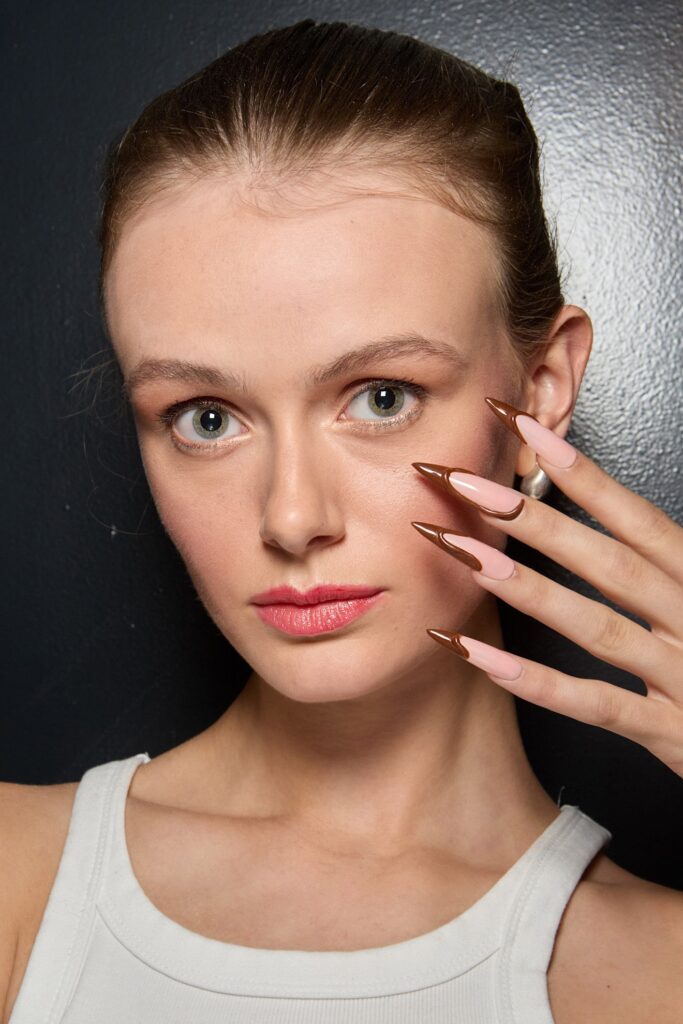 ألوان مناكير الفرانش العريضة والبنية من دار Helen Anthony
