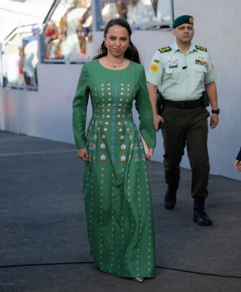 الأميرة سلمى بتصاميم مجوهرات مرصّعة بحجر الزمرد الناعم
